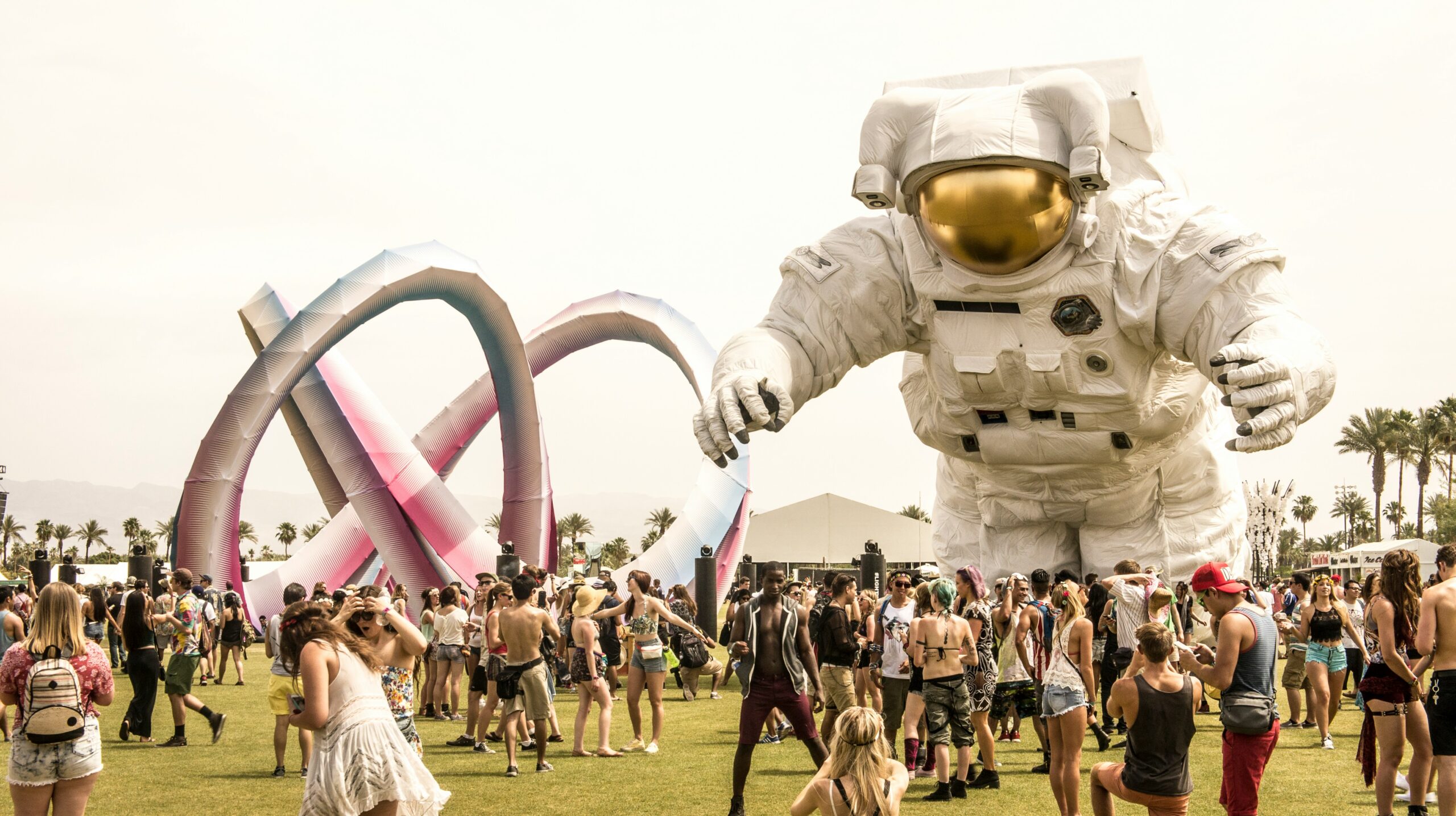 10 Trending Coachella Outfits Everyone’s Wearing This Year